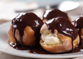 Profiteroles com Calda de Chocolate: Bombinhas Recheadas com Sorvete