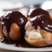 Profiteroles com Calda de Chocolate: Bombinhas Recheadas com Sorvete